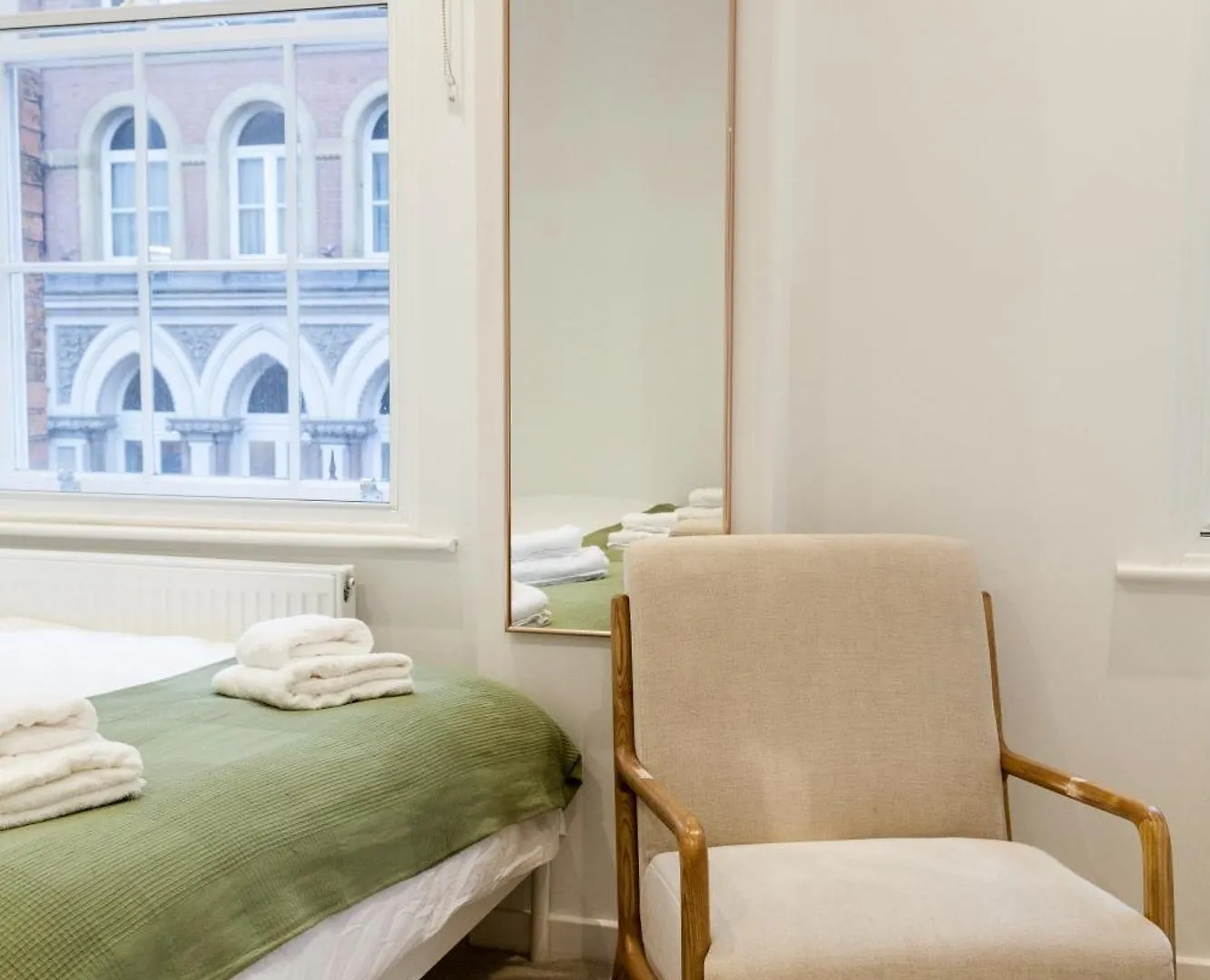 Grand Central Apartment - 2-Bedrooms - Sleeps 6 Comfortably - Perfect For Families - Contractors - Professionals 리즈 0*,