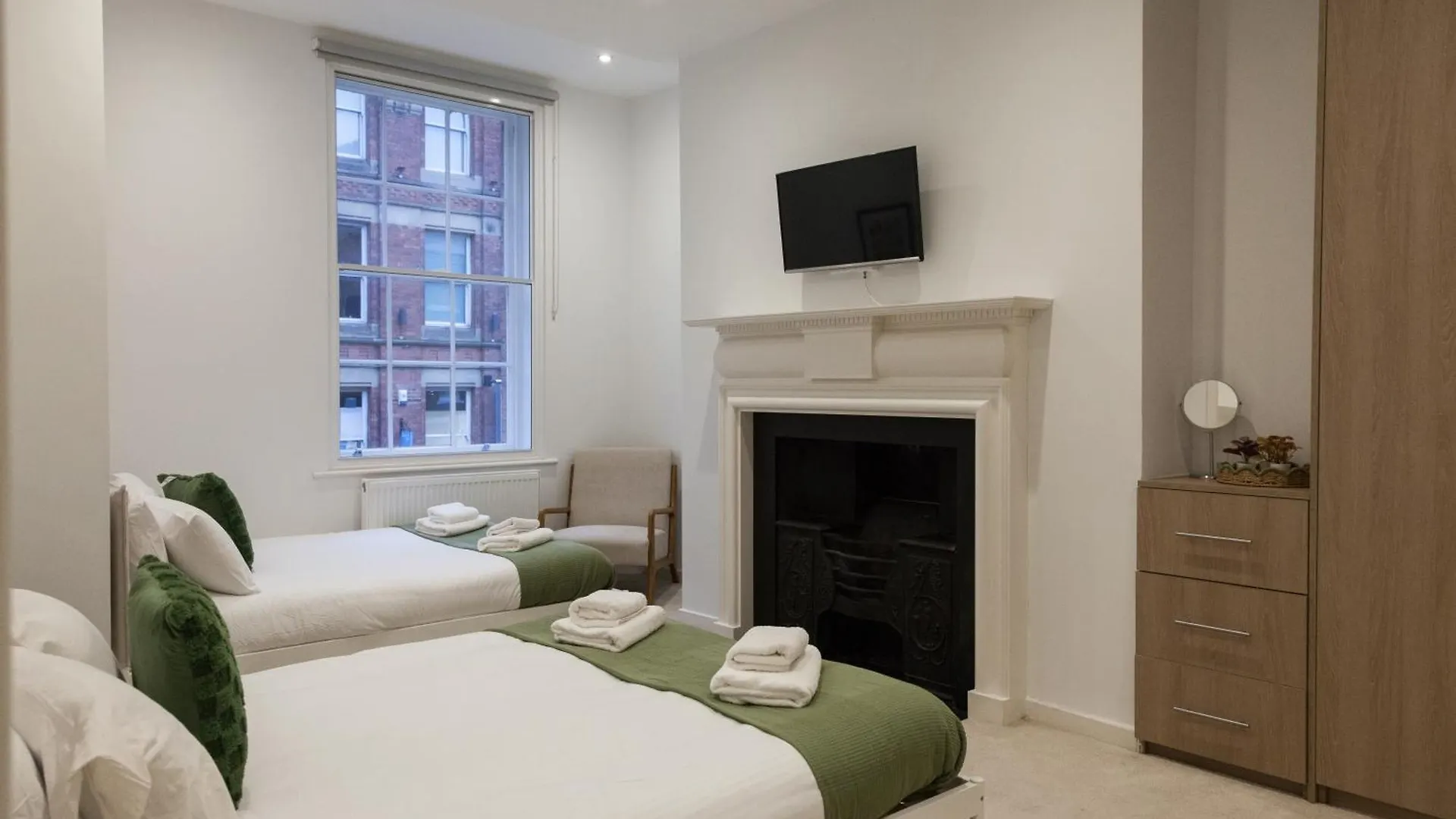 Grand Central Apartment - 2-Bedrooms - Sleeps 6 Comfortably - Perfect For Families - Contractors - Professionals 리즈
