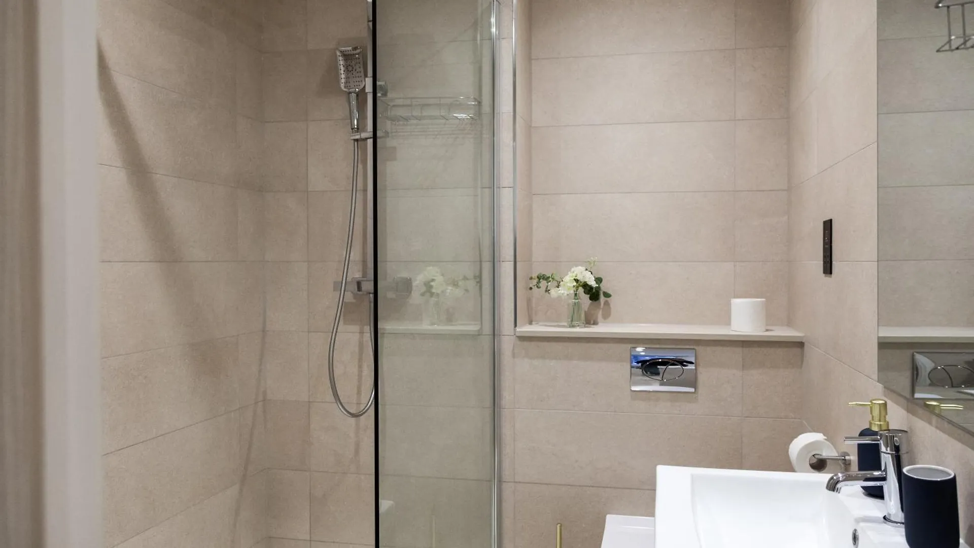 Grand Central Apartment - 2-Bedrooms - Sleeps 6 Comfortably - Perfect For Families - Contractors - Professionals 리즈
