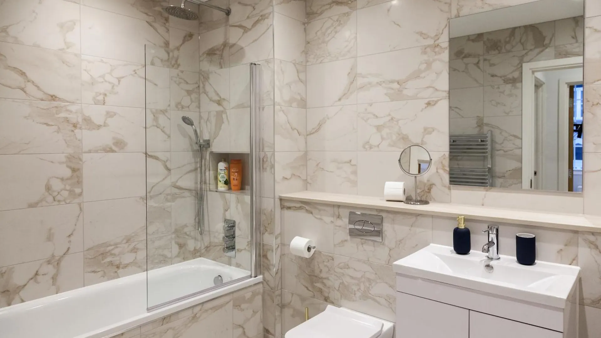 Grand Central Apartment - 2-Bedrooms - Sleeps 6 Comfortably - Perfect For Families - Contractors - Professionals 리즈