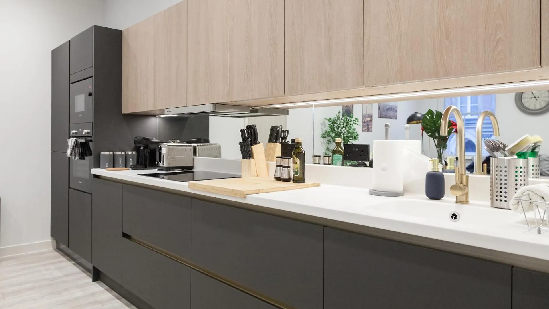 Grand Central Apartment - 2-Bedrooms - Sleeps 6 Comfortably - Perfect For Families - Contractors - Professionals 리즈