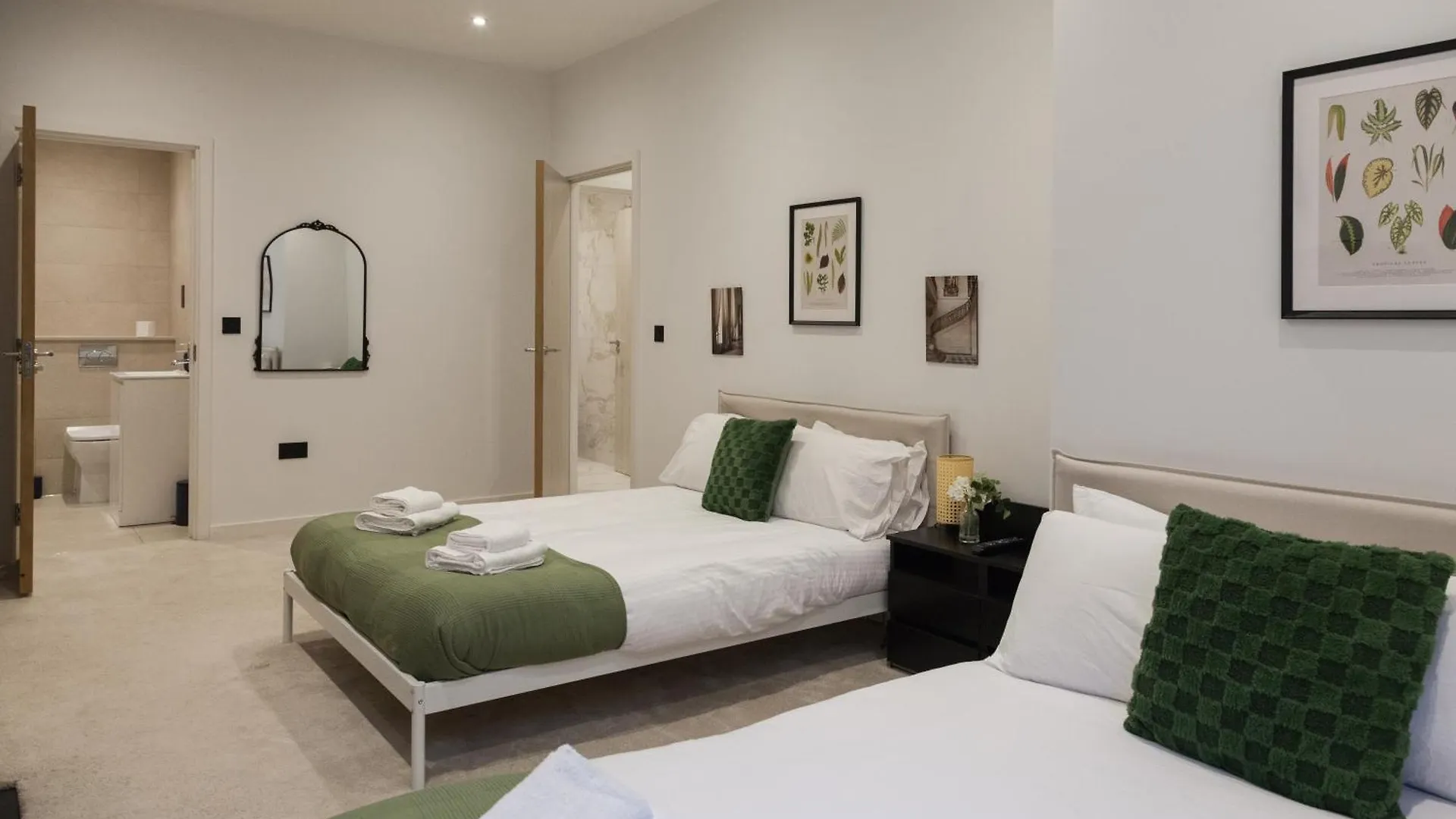 Grand Central Apartment - 2-Bedrooms - Sleeps 6 Comfortably - Perfect For Families - Contractors - Professionals 리즈