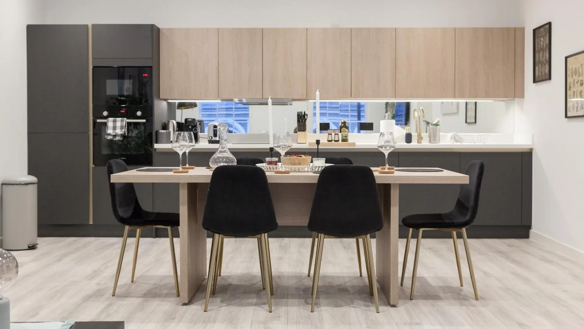 Grand Central Apartment - 2-Bedrooms - Sleeps 6 Comfortably - Perfect For Families - Contractors - Professionals 리즈