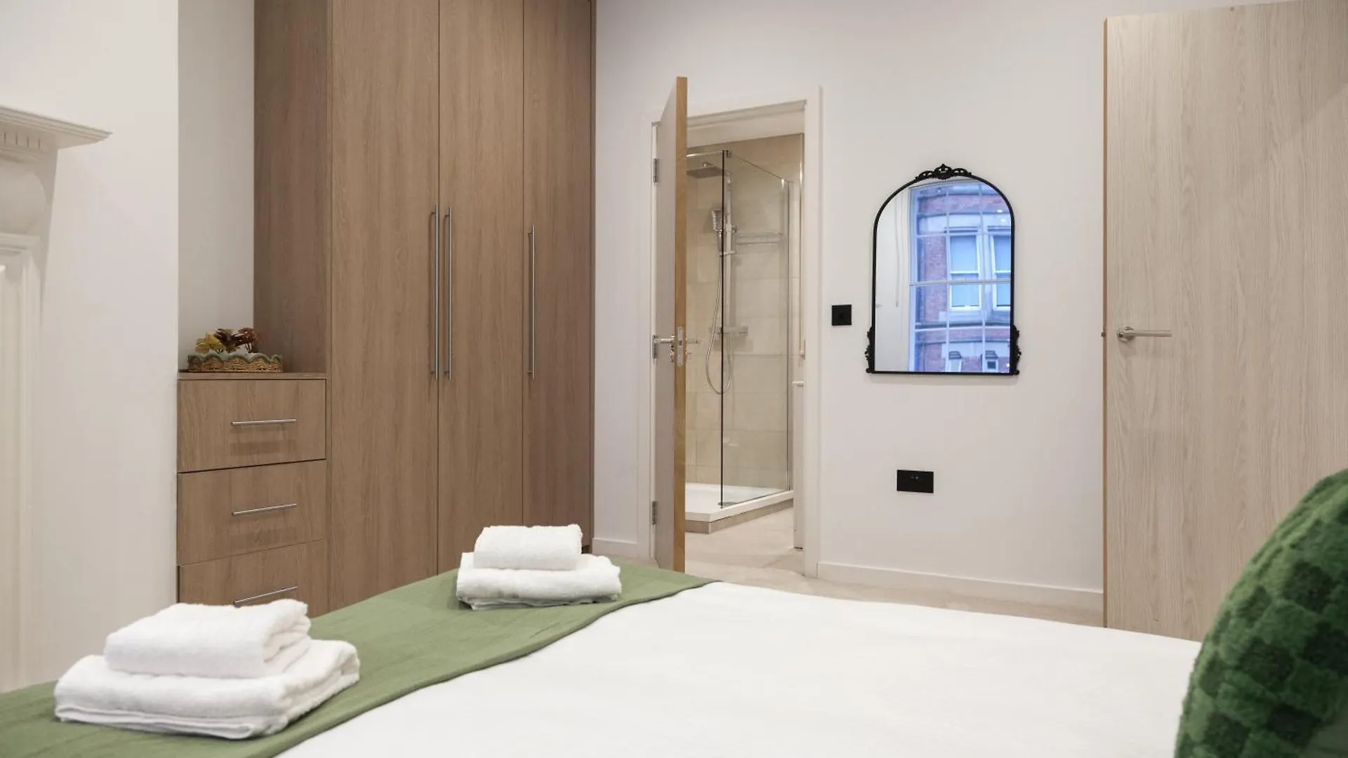 Grand Central Apartment - 2-Bedrooms - Sleeps 6 Comfortably - Perfect For Families - Contractors - Professionals 리즈 영국