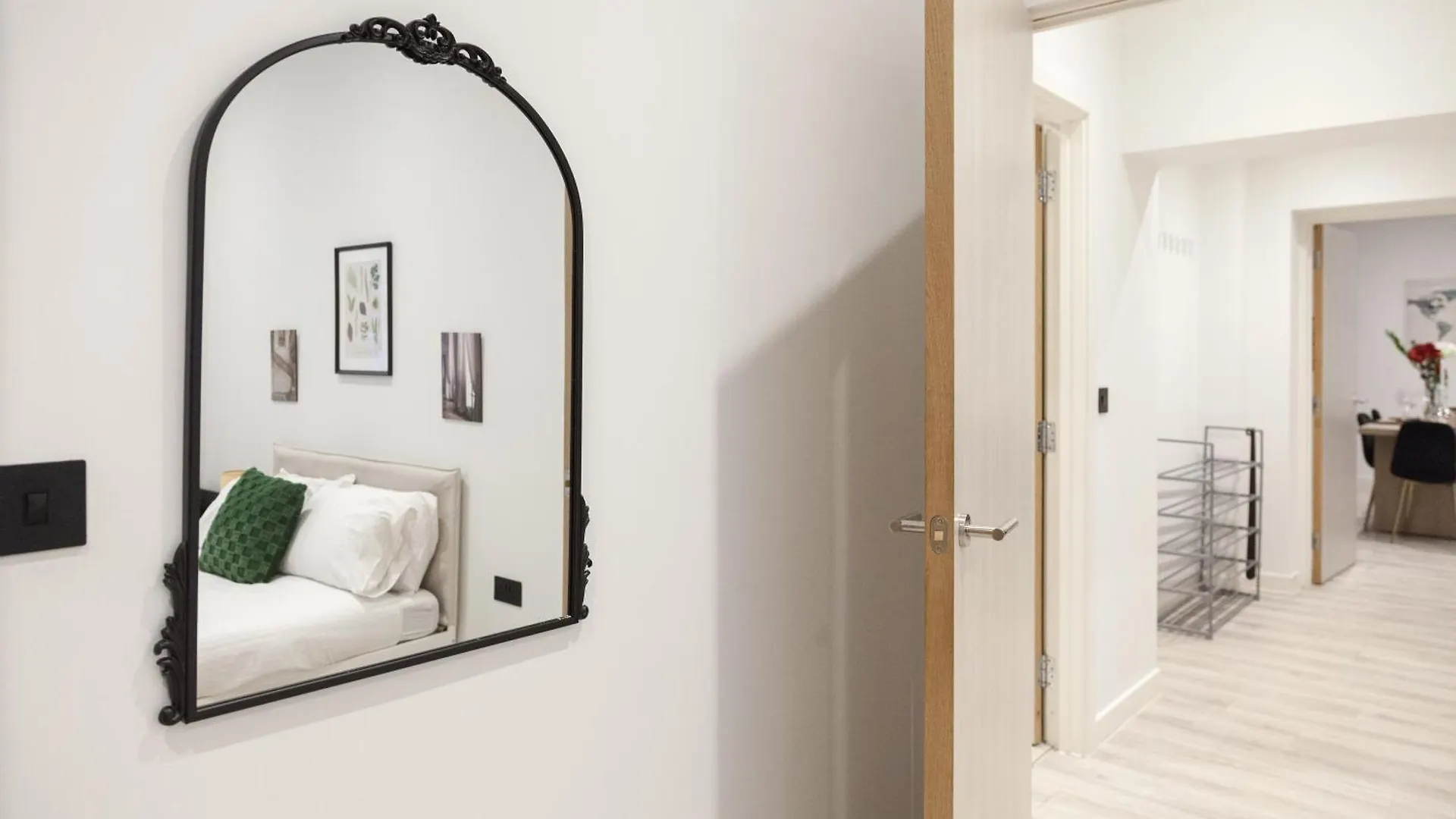 Grand Central Apartment - 2-Bedrooms - Sleeps 6 Comfortably - Perfect For Families - Contractors - Professionals 리즈 0*,  영국