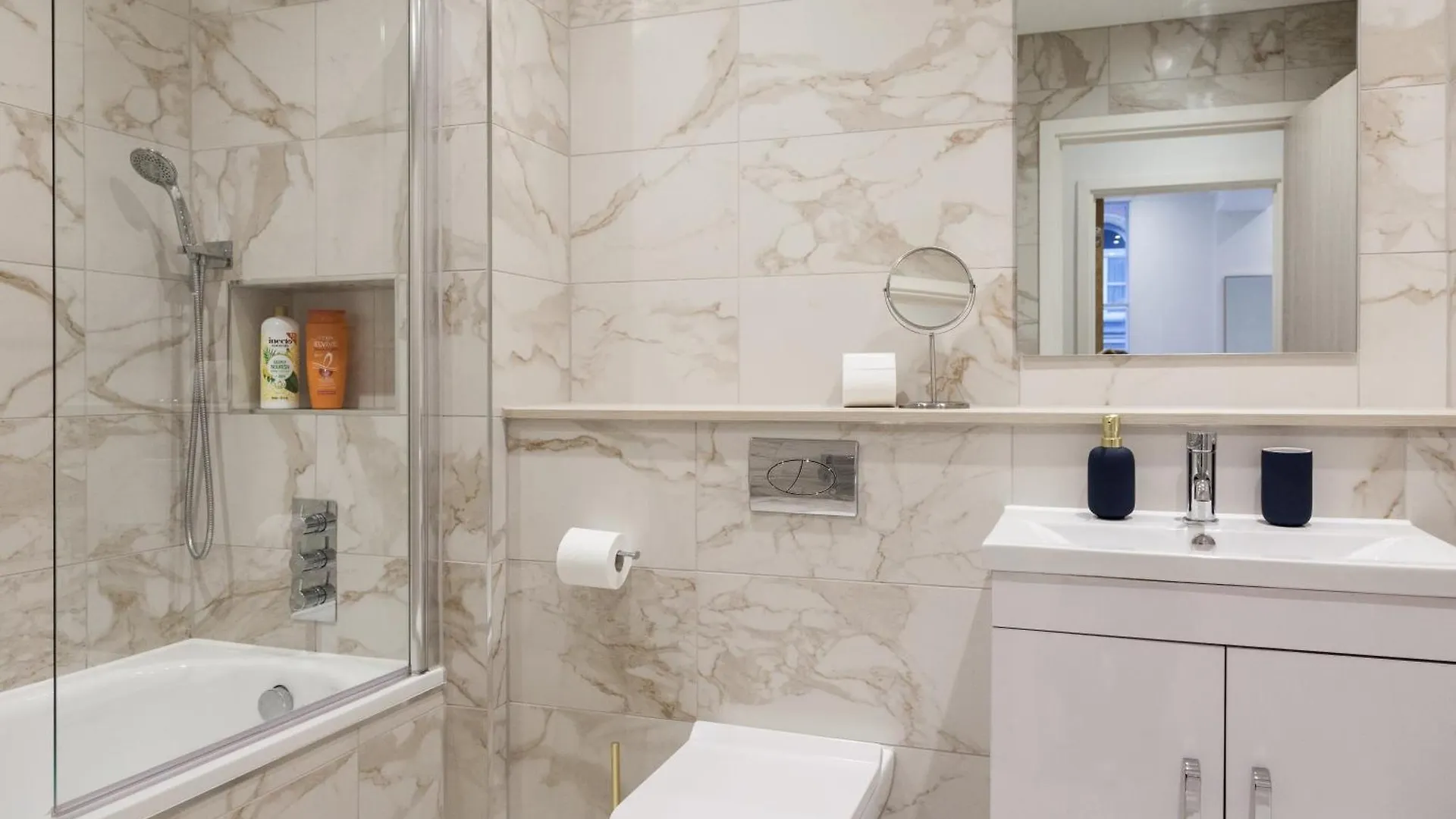Grand Central Apartment - 2-Bedrooms - Sleeps 6 Comfortably - Perfect For Families - Contractors - Professionals 리즈 영국