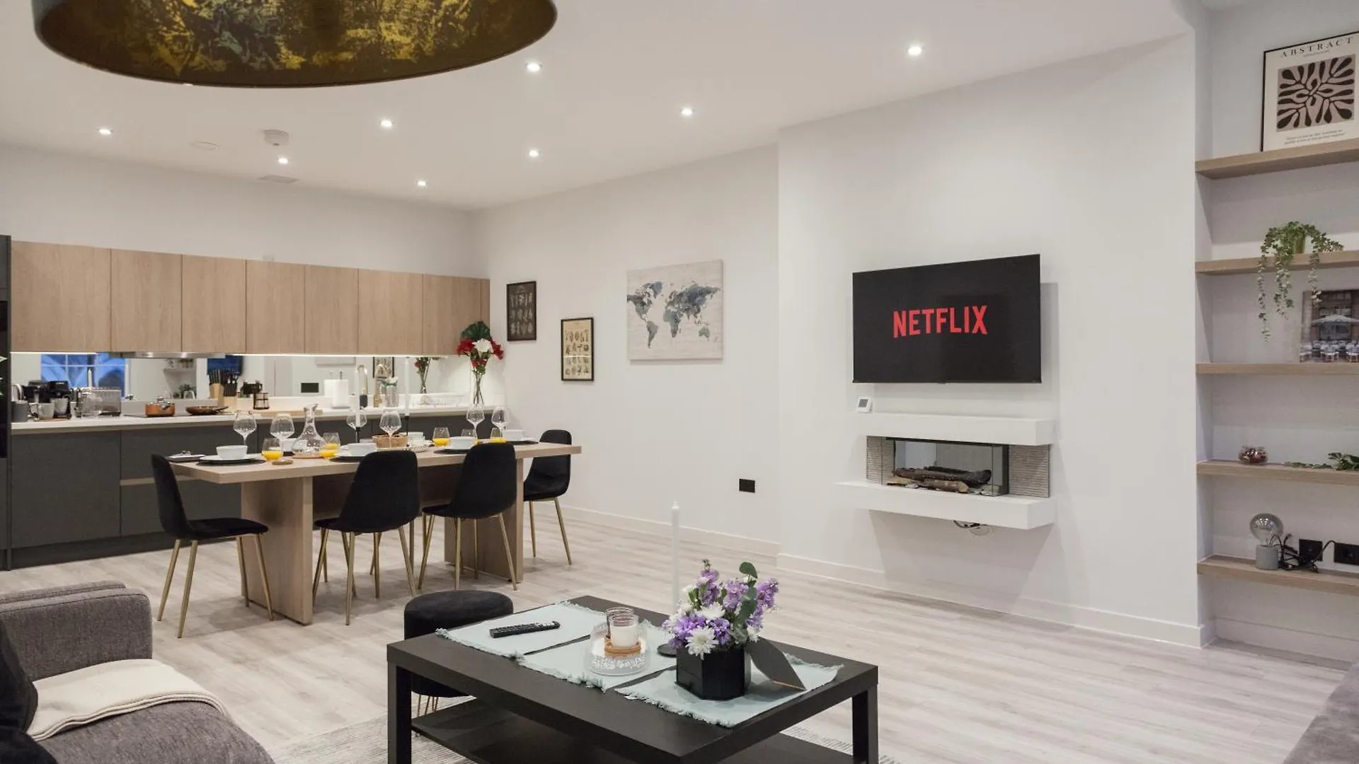 Grand Central Apartment - 2-Bedrooms - Sleeps 6 Comfortably - Perfect For Families - Contractors - Professionals 리즈