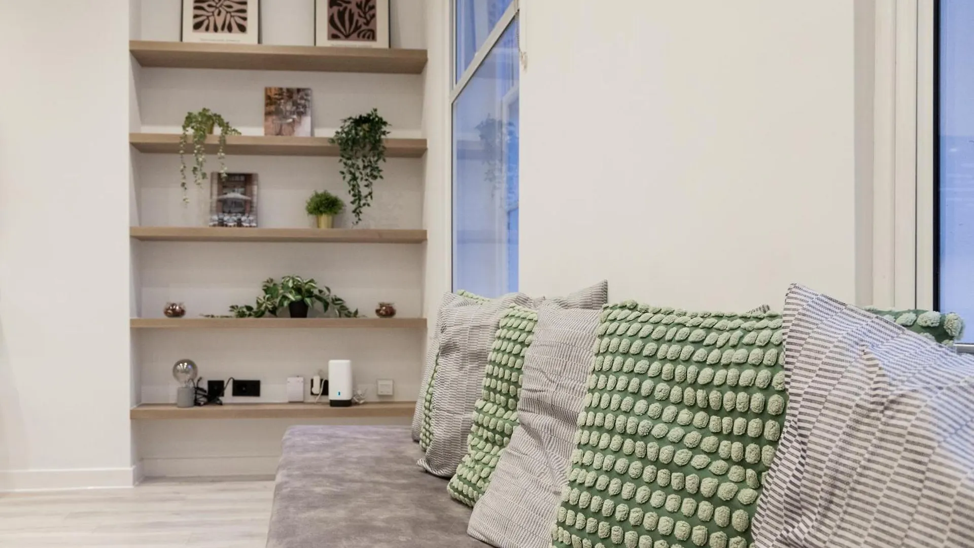 Grand Central Apartment - 2-Bedrooms - Sleeps 6 Comfortably - Perfect For Families - Contractors - Professionals 리즈